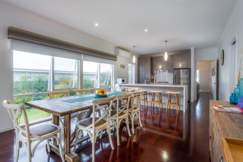 Cute Cottage On Cain - Beach At End Of Street - Accommodation in Surfers Paradise 2