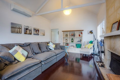 Cute Cottage On Cain - Beach At End Of Street - Accommodation in Surfers Paradise 5