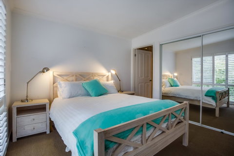 Cute Cottage On Cain - Beach At End Of Street - Accommodation in Surfers Paradise 12