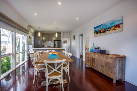 Cute Cottage On Cain - Beach At End Of Street - Accommodation in Surfers Paradise 3