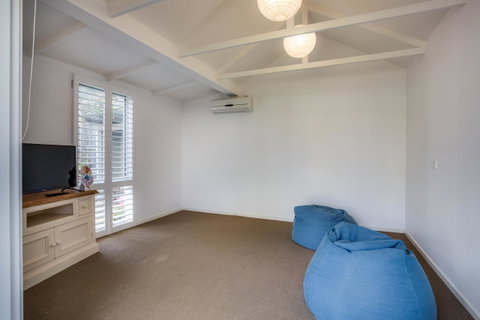 Cute Cottage On Cain - Beach At End Of Street - Accommodation in Surfers Paradise 15