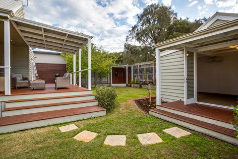 Cute Cottage On Cain - Beach At End Of Street - Accommodation in Surfers Paradise 10
