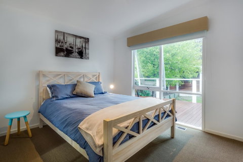 Cute Cottage On Cain - Beach At End Of Street - Accommodation in Surfers Paradise 11