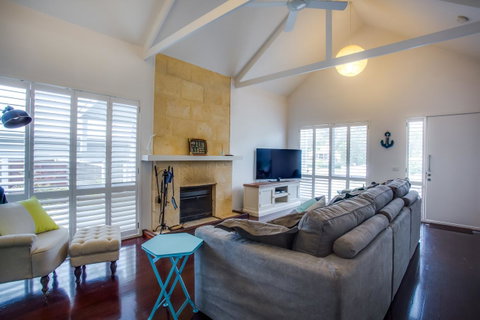 Cute Cottage On Cain - Beach At End Of Street - Accommodation in Surfers Paradise 1