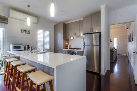 Cute Cottage On Cain - Beach At End Of Street - Accommodation in Surfers Paradise 4