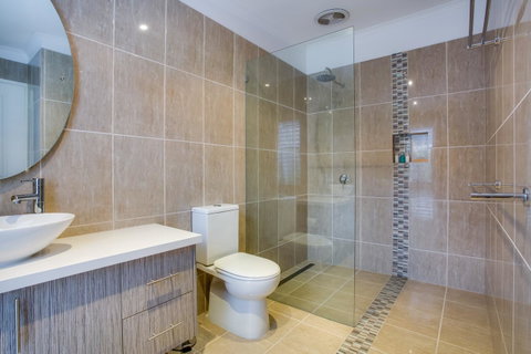Cute Cottage On Cain - Beach At End Of Street - Accommodation in Surfers Paradise 16