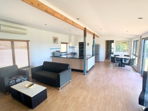 The Daydawn Dairy - Perched High, Simple Living & What A View! - Accommodation in Surfers Paradise 3
