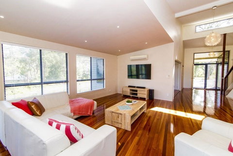 The Holiday House - Accommodation in Surfers Paradise 1