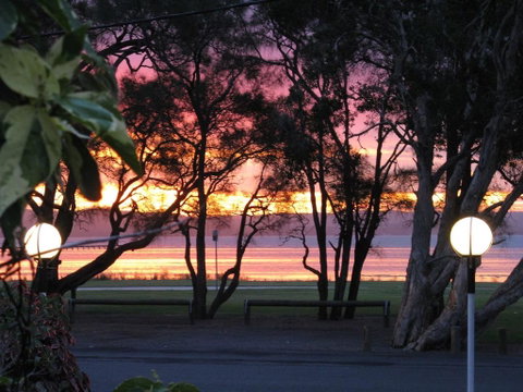 The Jetty Cabin Lakeside - Accommodation in Surfers Paradise 1