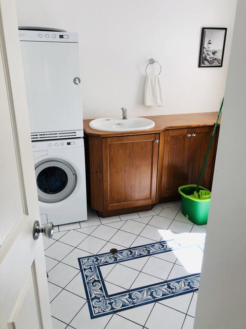 The Light And Bright Yellow Beach House - Accommodation in Surfers Paradise 3