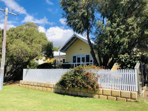 The Light And Bright Yellow Beach House - Accommodation in Surfers Paradise 1