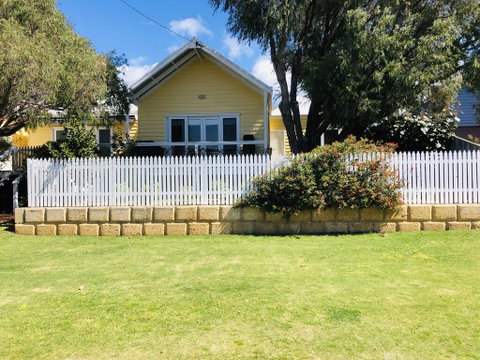 The Light And Bright Yellow Beach House - Accommodation in Surfers Paradise 2