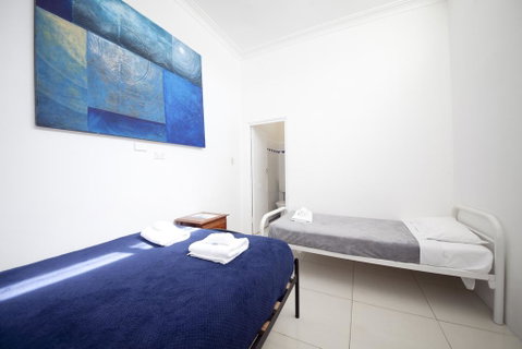 The Manly Hotel Est. 1964 - Accommodation in Surfers Paradise 2
