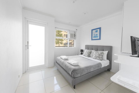 The Manly Hotel Est. 1964 - Accommodation in Surfers Paradise 3
