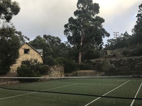 The Stone Cottage (with Tennis Court) - Accommodation in Surfers Paradise 3