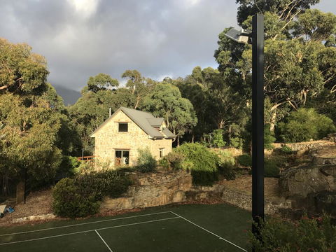 The Stone Cottage (with Tennis Court) - Accommodation in Surfers Paradise 2
