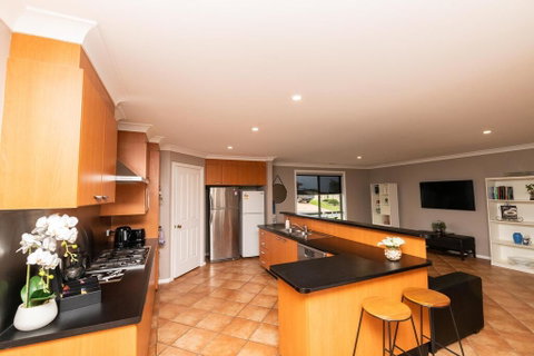 The Tinnock Entertainer Large & Comfy + Wifi - Accommodation in Surfers Paradise 3