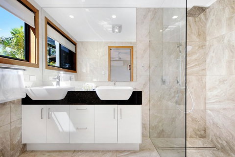 THE VIEW, TUGUN - 4 Bedrooms - Sea Views - Private Heated Pool - Accommodation in Surfers Paradise 2