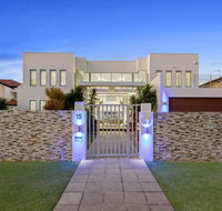 The White House GC Waterfront Home Cinema Jacuzzi Heated Pool - Accommodation in Surfers Paradise