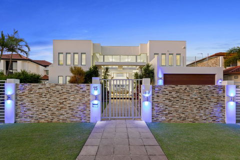 The White House GC Waterfront Home Cinema Jacuzzi Heated Pool - Accommodation in Surfers Paradise 0