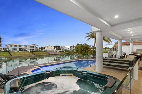The White House GC Waterfront Home Cinema Jacuzzi Heated Pool - Accommodation in Surfers Paradise 3