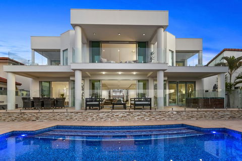The White House GC Waterfront Home Cinema Jacuzzi Heated Pool - Accommodation in Surfers Paradise 2