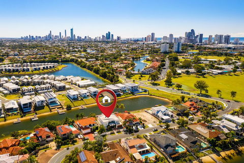 The White House GC Waterfront Home Cinema Jacuzzi Heated Pool - Accommodation in Surfers Paradise 1