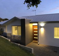 Three Bedroom Two Bathroom Family Home - Accommodation in Surfers Paradise