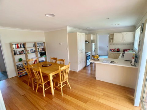 Tidy Home In A Leafy Suburb, Great Location - Accommodation in Surfers Paradise 2
