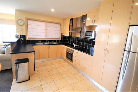 Torino 6 - Lake Jindabyne & Snowy Mountain Views - Accommodation in Surfers Paradise 3