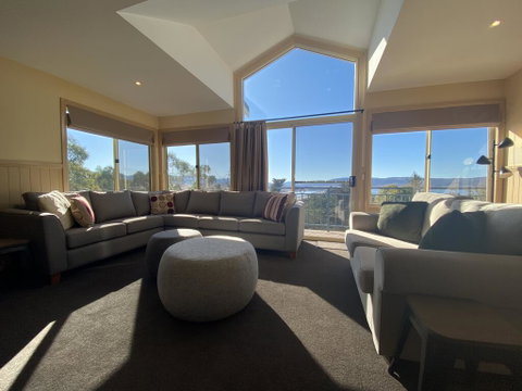 Torino 6 - Lake Jindabyne & Snowy Mountain Views - Accommodation in Surfers Paradise 2
