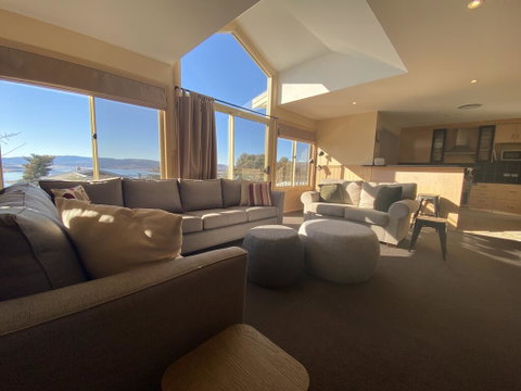 Torino 6 - Lake Jindabyne & Snowy Mountain Views - Accommodation in Surfers Paradise 0