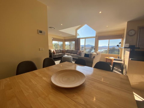 Torino 6 - Lake Jindabyne & Snowy Mountain Views - Accommodation in Surfers Paradise 1