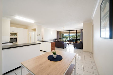 TROPICAL FAMILY ESCAPE FREE WIFI/NETFLIX - Accommodation in Surfers Paradise 0