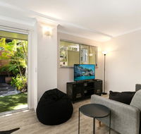 Tropical Townhouse With Two Courtyards and Pool - Accommodation in Surfers Paradise