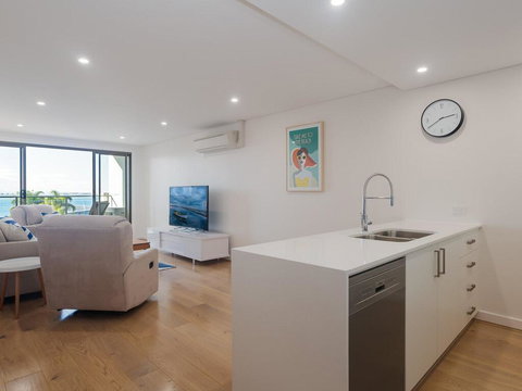 Unit 301 'The Shoal' 6-8 Bullecourt Street - Air Con, Walking To Local Shops & Beach - Accommodation in Surfers Paradise 1