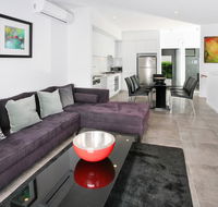 Views from Red Hill - Modern and Spacious Split-Level Executive 3BR Red Hill Apartment Close to CBD - Accommodation in Surfers Paradise