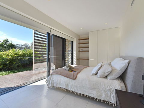 Villa Catania Waterside At Trinity Point - Accommodation in Surfers Paradise 1