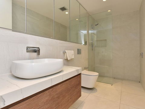 Villa Catania Waterside At Trinity Point - Accommodation in Surfers Paradise 3