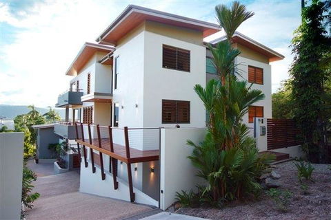 Villa One On Murphy - Luxury Holiday Villa - Accommodation in Surfers Paradise 0