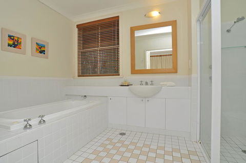 Villa Spa Executive 1br Burgundy Resort Condo Located Within Cypress Lakes Resort (nothing Is More Central) - Accommodation in Surfers Paradise 3