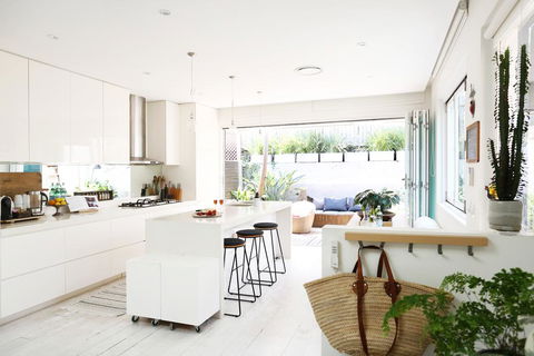 Walk To Beach From This Stylish Bronte Oasis W AC, Wifi And Free Parking - Accommodation in Surfers Paradise 1