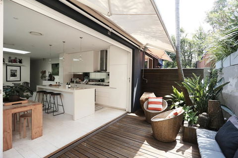 Walk To Beach From This Stylish Bronte Oasis W AC, Wifi And Free Parking - Accommodation in Surfers Paradise 0