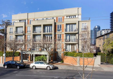 Walk To The MCG, The Tan, Botanic Gardens & Train - Accommodation in Surfers Paradise 0
