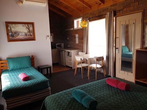 Walkabout Motel - Accommodation in Surfers Paradise 2