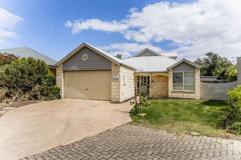 WALKIN' ON SUNSHINE - Accommodation in Surfers Paradise 0