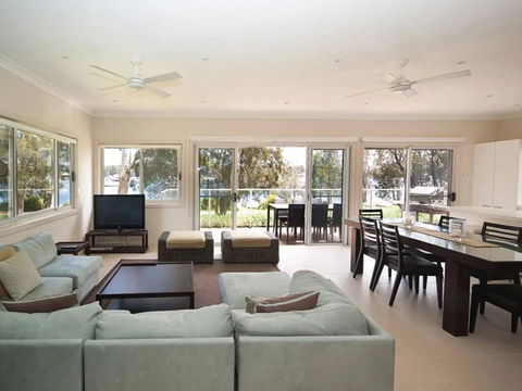 Wangi Lakehouse - Renovated Lake Macquarie Lakefront Location - Accommodation in Surfers Paradise 0