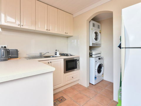 Wangi Waterfront Delight 1bdr Studio - Accommodation in Surfers Paradise 3