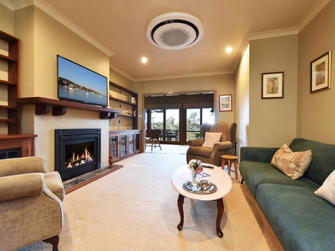 Wangi Waterfront Delight 4br Waterfront Reserve Home - Accommodation in Surfers Paradise 0