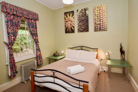 Waragil Cottage - Original Settler's Home - Accommodation in Surfers Paradise 1